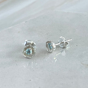 Dahlia - mini flower oorknopje met blauwe topaas zilver