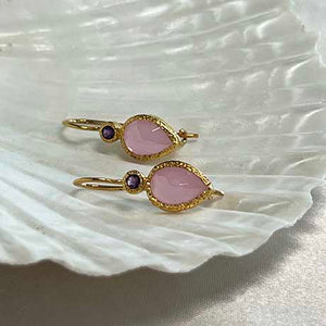 Zaya - double drop oorbellen goud roze chalcedoon en amethist