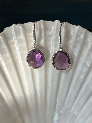 Riva - wavy edge silver earrings with light amethyst