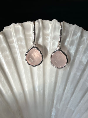 Riva - wavy edge oorbellen met rozenkwarts zilver