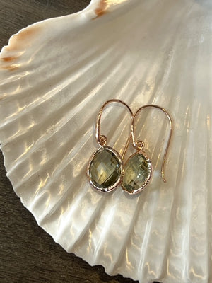 Riva - wavy edge oorbellen goud groene amethist