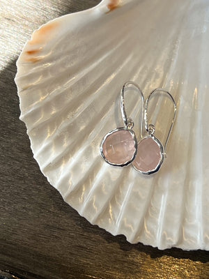 Riva - wavy edge oorbellen met rozenkwarts zilver