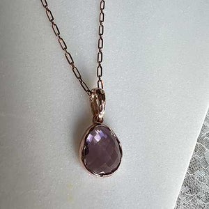 Riva - wavy edge rosé gouden kettinghanger lichte amethist edelsteen