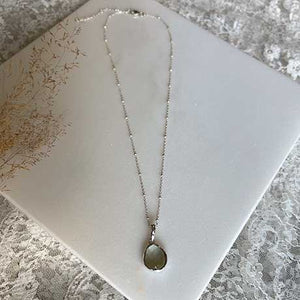 Riva - wavy edge kettinghanger groene amethist zilver