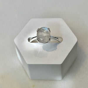 Nila - zilveren ring met ovale edelsteen maansteen