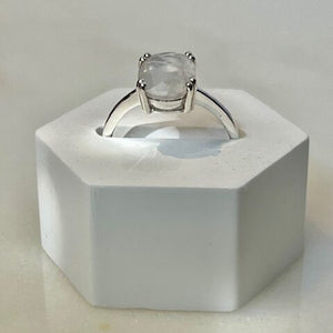 Nila - zilveren ring met ovale edelsteen maansteen