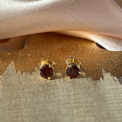 Yaya - stud earrings gold garnet January