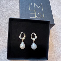 Faye - parel oorknopjes wavy zilver druppelvorm