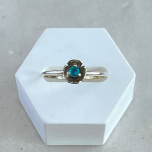 Dahlia - zilveren mini flower ring blauwe topaas