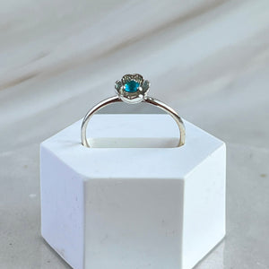 Dahlia - zilveren mini flower ring blauwe topaas