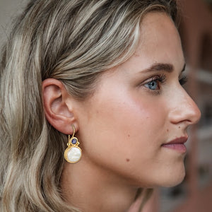 Devi - Parel oorbellen goud met ioliet edelsteentje