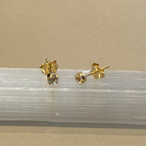 Sumi - oorknopjes goud witte topaas april