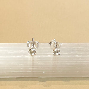 Sumi - oorknopjes zilver witte topaas april