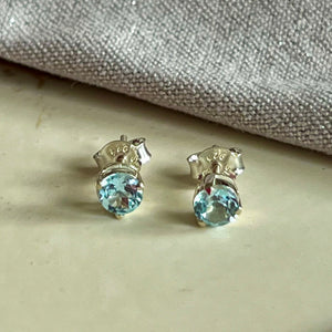 Yaya - oorknopjes blauwe topaas november zilver