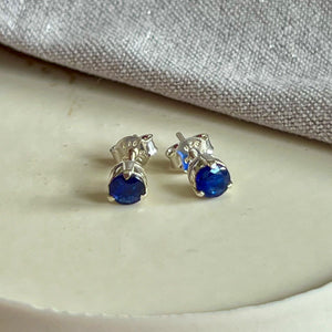 Yaya - oorknopjes zilver saffier september
