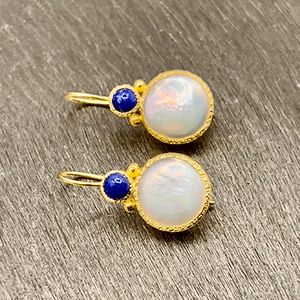 Devi - Parel oorbellen goud met lapis lazuli edelsteentje