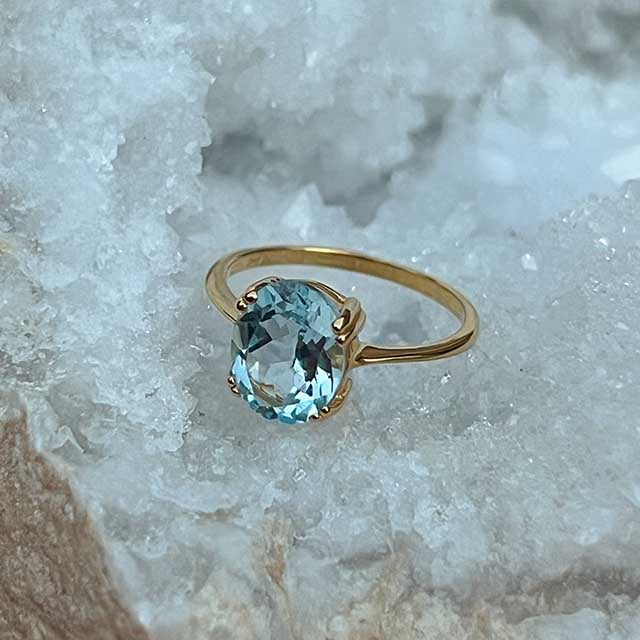 gouden ring met blauwe topaas edelsteen