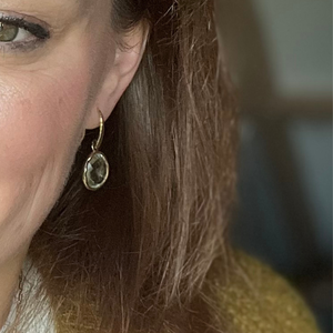 Riva - wavy edge oorbellen goud groene amethist