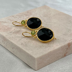 Daya - double gem oorbellen goud peridot en zwarte onyx