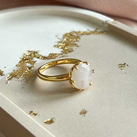 Flore - gouden flowercup ring maansteen