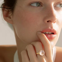Flore - flowercup ring rozenkwarts goud
