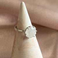 Flore - zilveren flowercup ring maansteen