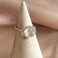 Flore - flowercup ring zilver rozenkwarts