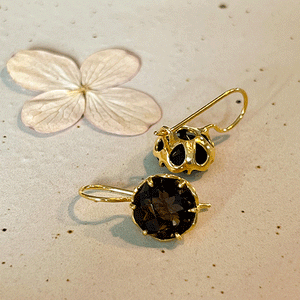 Flore - flowercup oorbellen met edelsteen goud rookkwarts