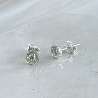 Dahlia - mini flower oorknopje met blauwe topaas zilver
