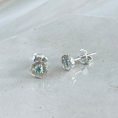 Dahlia - mini flower oorknopje met blauwe topaas zilver