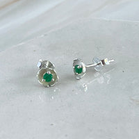 Dahlia - mini flower oorknopje met smaragd zilver