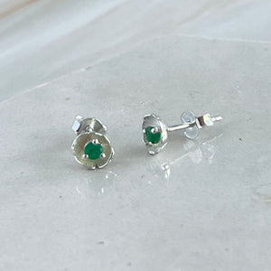 Dahlia - mini flower oorknopje met smaragd zilver