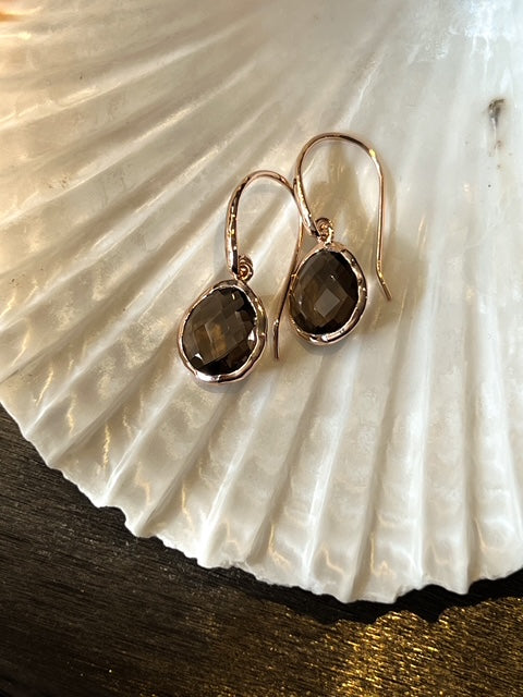 Riva - wavy edge oorbellen goud rookkwarts