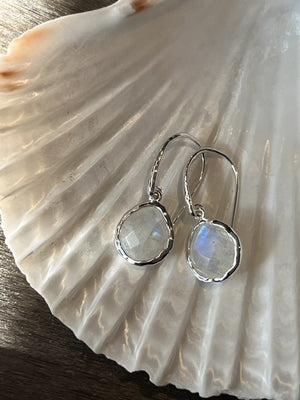 Riva - wavy edge oorbellen met maansteen zilver