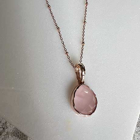 Riva - wavy edge rosé gouden kettinghanger rozenkwarts edelsteen