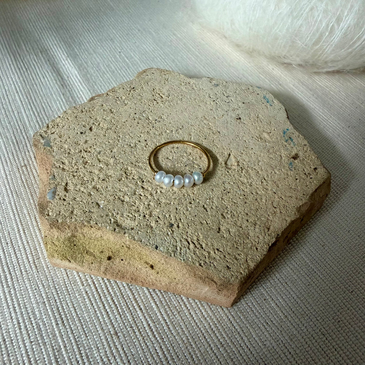 Liv - parelring goudkleurig edelstaal