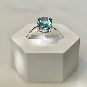 Nila - zilveren ring met ovale edelsteen blauwe topaas