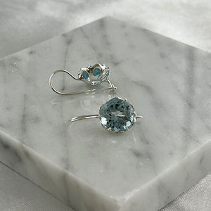 Flore - flowercup oorbellen zilver blauwe topaas