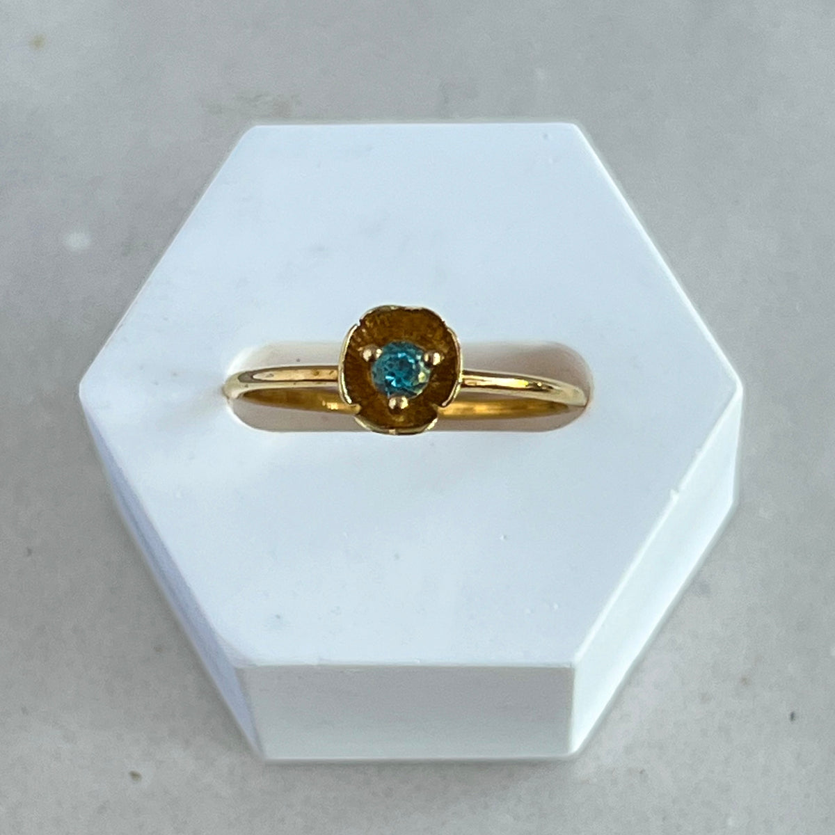 Dahlia - golden mini flower ring blue topaz