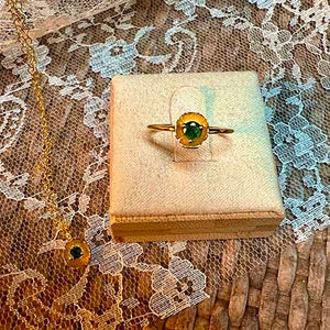 Dahlia - golden mini flower ring emerald