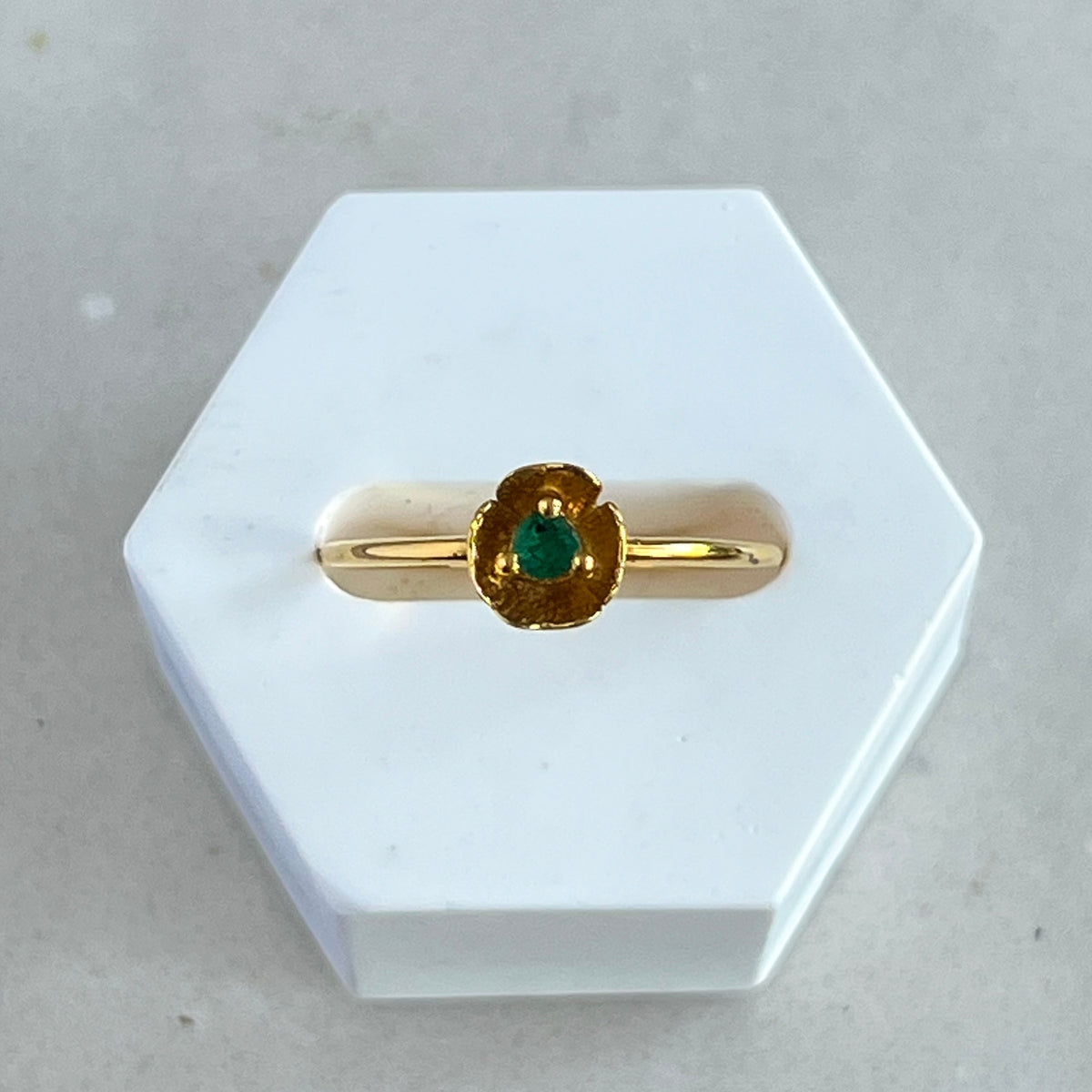 Dahlia - golden mini flower ring emerald