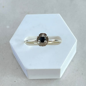 Dahlia - zilveren mini flower ring saffier