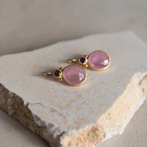 Daya - double gem oorbellen goud amethist en roze chalcedoon