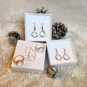 Riva - wavy edge gouden oorbellen met heldere kwarts edelstenen