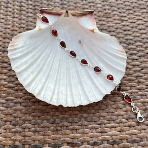 Silver bracelet with a drop-shaped garnet
