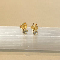 Sumi - oorknopjes goud aquamarijn maart