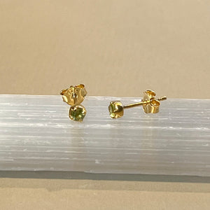 Sumi - oorknopjes goud peridot augustus