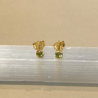 Sumi - oorknopjes goud peridot augustus