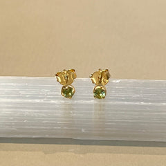 Sumi - oorknopjes goud peridot augustus