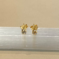 Sumi - oorknopjes goud witte topaas april